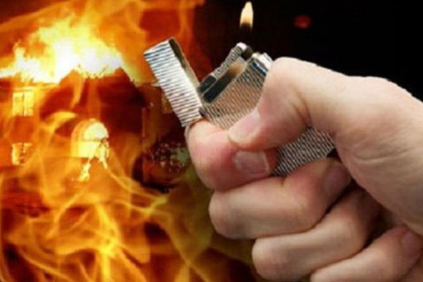 Nghe tin đàn em thân tín bị bắt nạt, "cu" Nên nhanh chóng điều Đinh Đình Tuyển và Tiến "nát", xách theo một khẩu súng thể thao cưa nòng. Đến nơi, cả bọn điên cuồng nổ súng khiến hai nạn nhân cuống cuồng bỏ chạy. Tuyển đuổi theo bắn 4 phát về phía Cường, nhưng không trúng. Chưa hả dạ, "thầy trò" Linh "cu" xông đến tận nhà Cường, bắn ba phát đạn vào nhà. Ông Thọ (bố Cường) bị Tuyển dùng báng súng đánh liên tiếp vào đầu. Tuyển còn định phóng hỏa với mục đích xóa sổ cả nhà Nguyễn Văn Cường nhưng đã bị "cu" Nên ngăn lại. (Ảnh minh họa, nguồn internet) 