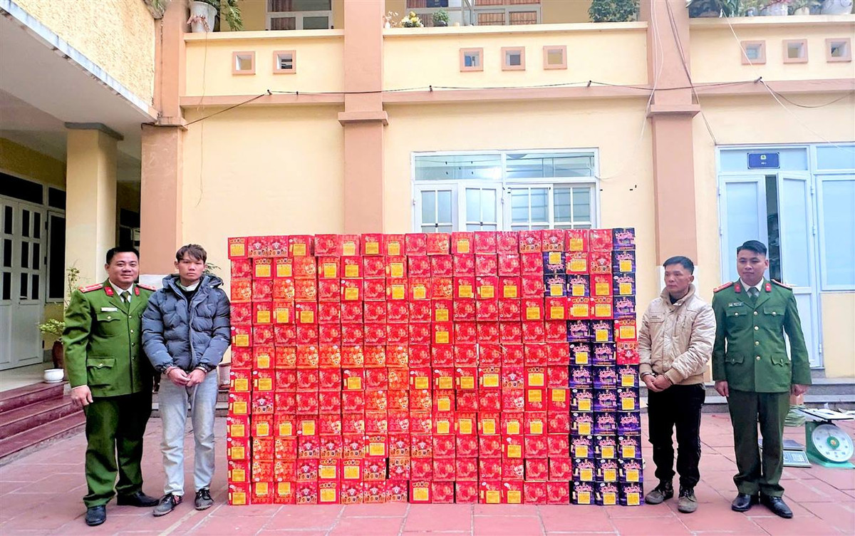 Bắt quả tang, thu giữ hơn nửa tấn pháo nổ nhập lậu Bat qua tang, thu giu hon nua tan phao no nhap lau