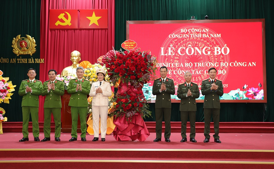 Giám đốc Công an tỉnh Hà Nam bày tỏ tin tưởng, với bản lĩnh và kinh nghiệm công tác, trên cương vị công tác mới, trọng trách mới, thượng tá Đỗ Thị Thu Hiền sẽ tiếp tục phát huy hơn nữa năng lực, sở trường, kinh nghiệm, sớm tiếp nhận và bắt tay ngay vào nhiệm vụ. (Ảnh: Công an tỉnh Hà Nam) 