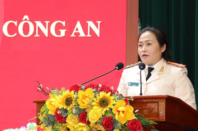 Phát biểu nhận nhiệm vụ, Thượng tá Đỗ Thị Thu Hiền - Phó Giám đốc Công an tỉnh Hà Nam - trân trọng cảm ơn Đảng ủy Công an Trung ương, lãnh đạo Bộ Công an đã tin tưởng, giao trọng trách. (Ảnh: Công an tỉnh Hà Nam)