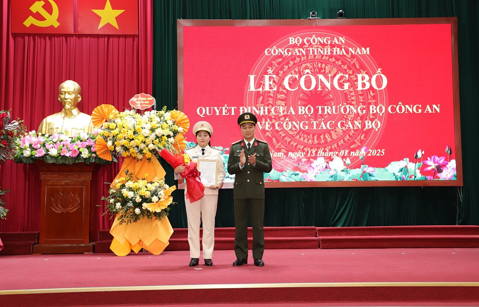Tại buổi lễ, thừa uỷ quyền của Bộ trưởng Bộ Công an, Đại tá Tô Anh Dũng - Giám đốc Công an tỉnh Hà Nam đã công bố và trao quyết định bổ nhiệm thượng tá Đỗ Thị Thu Hiền - Trưởng Công an TP Phủ Lý giữ chức vụ Phó Giám đốc Công an tỉnh Hà Nam. (Ảnh: Công an tỉnh Hà Nam)