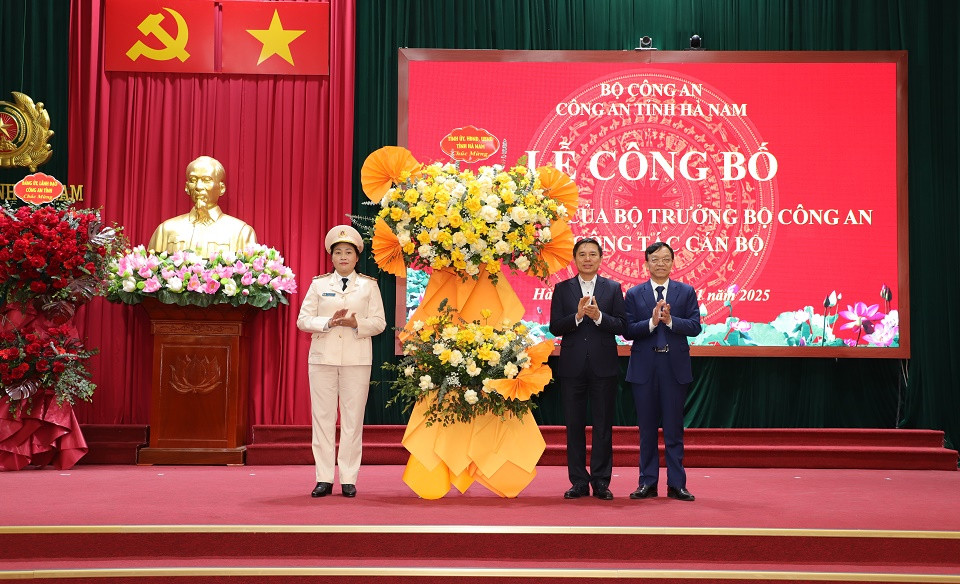 Trên cương vị công tác mới, tân Phó Giám đốc Công an tỉnh Hà Nam nguyện tiếp tục phấn đấu vươn lên, không ngừng học tập, rèn luyện, nâng cao phẩm chất, đạo đức cách mạng, bản lĩnh chính trị, năng lực công tác, đoàn kết nội bộ, phát huy trí tuệ tập thể, kế thừa thành tích, kết quả và truyền thống của Công an tỉnh Hà Nam trong những năm qua. (Ảnh: Công an tỉnh Hà Nam)