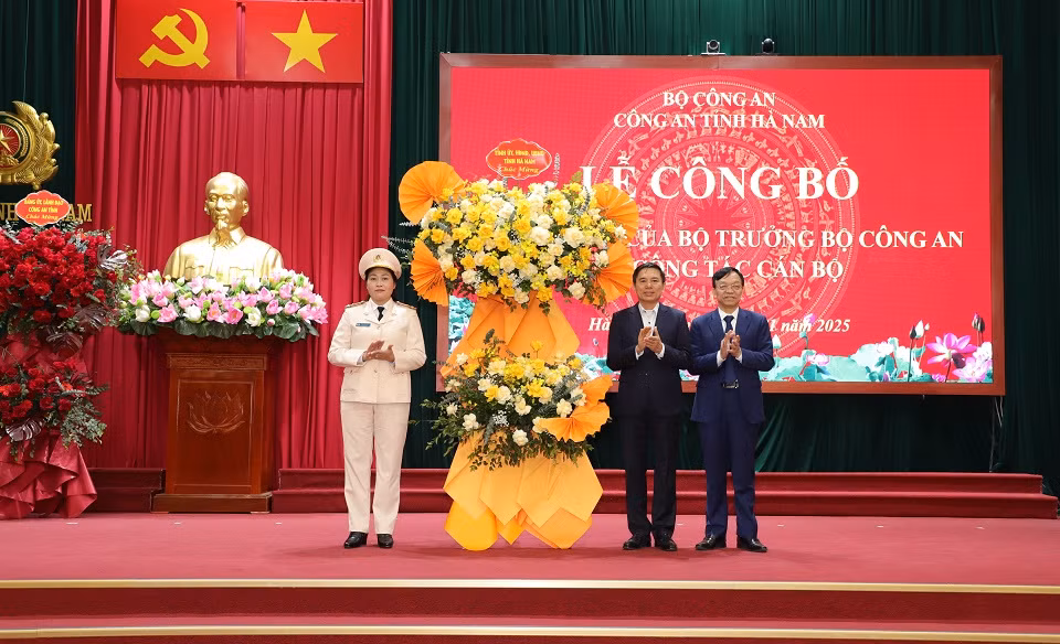 Trên cương vị công tác mới, tân Phó Giám đốc Công an tỉnh Hà Nam nguyện tiếp tục phấn đấu vươn lên, không ngừng học tập, rèn luyện, nâng cao phẩm chất, đạo đức cách mạng, bản lĩnh chính trị, năng lực công tác, đoàn kết nội bộ, phát huy trí tuệ tập thể, kế thừa thành tích, kết quả và truyền thống của Công an tỉnh Hà Nam trong những năm qua. (Ảnh: Công an tỉnh Hà Nam)