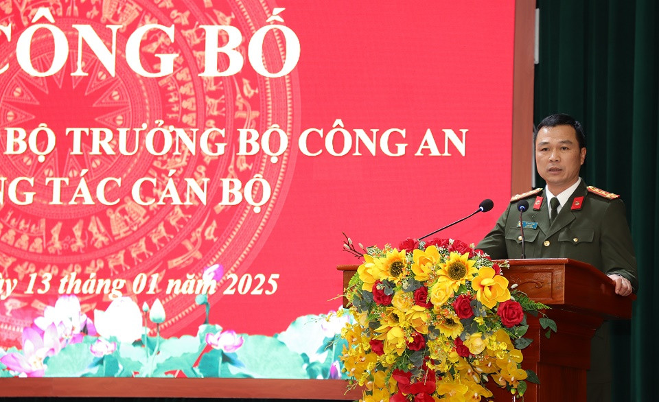 Đại tá Tô Anh Dũng chúc mừng Thượng tá Đỗ Thị Thu Hiền - Phó Giám đốc Công an tỉnh vinh dự được Đảng ủy Công an Trung ương, lãnh đạo Bộ Công an tin tưởng, giao nhiệm vụ mới; đồng thời, nhấn mạnh Thượng tá Đỗ Thị Thu Hiền là cán bộ được đào tạo cơ bản qua nhiều vị trí công tác và trưởng thành từ cơ sở, có bản lĩnh chính trị vững vàng, phẩm chất đạo đức tốt. (Ảnh: Công an tỉnh Hà Nam) 