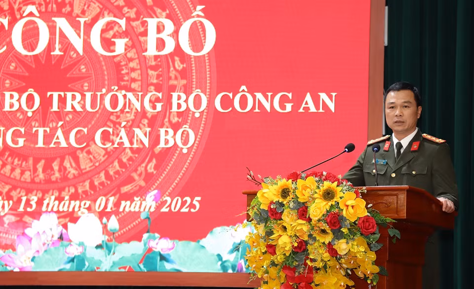 Đại tá Tô Anh Dũng chúc mừng Thượng tá Đỗ Thị Thu Hiền - Phó Giám đốc Công an tỉnh vinh dự được Đảng ủy Công an Trung ương, lãnh đạo Bộ Công an tin tưởng, giao nhiệm vụ mới; đồng thời, nhấn mạnh Thượng tá Đỗ Thị Thu Hiền là cán bộ được đào tạo cơ bản qua nhiều vị trí công tác và trưởng thành từ cơ sở, có bản lĩnh chính trị vững vàng, phẩm chất đạo đức tốt. (Ảnh: Công an tỉnh Hà Nam) 