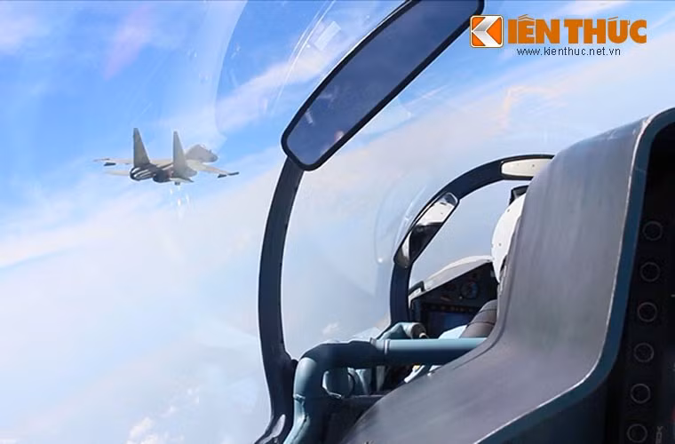 Đại tá phi công cấp 1 Trần Quốc Toản cho biết: “Lên trời khác với ở dưới đất lắm. Không phải đơn giản là chỉ ngồi kéo, đẩy, thực hiện các thao tác. Áp suất thay đổi, nhào lộn ở độ cao chênh nhau quá lớn, mới ở độ cao 6.000m vù một cái đã xuống tới 1.000m. Cho nên việc rèn luyện thể lực rất quan trọng”. Ảnh: Máy bay Su-30MK2 của trung đoàn 923 Yên Thế trên độ cao lớn.