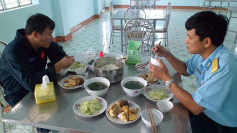 Khẩu phần ăn của phi công không chỉ điều khiển Su-30MK2 mà còn các loại máy bay khác đều rất đặc biệt. Bữa ăn của phi công có thể nói là rất “hoành tráng”, ví dụ gồm thịt gà luộc, thịt bò xào, trứng chiên, rau luộc, cơm, canh...và họ phải ăn bằng hết, phải đảm bảo đủ một ngày 4.680 calo.