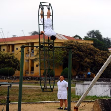 Tuy mỗi lần tập vô cùng khó chịu vì máu dồn lên não, nhưng môn này giúp nhiều nhất cho phi công trong mỗi chuyến bay, làm tăng khả năng chịu đựng của phi công.