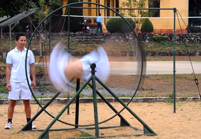 Hình ảnh luyện tập của phi công Việt Nam khiến người dân bình thường không khỏi…rợn tóc gáy.