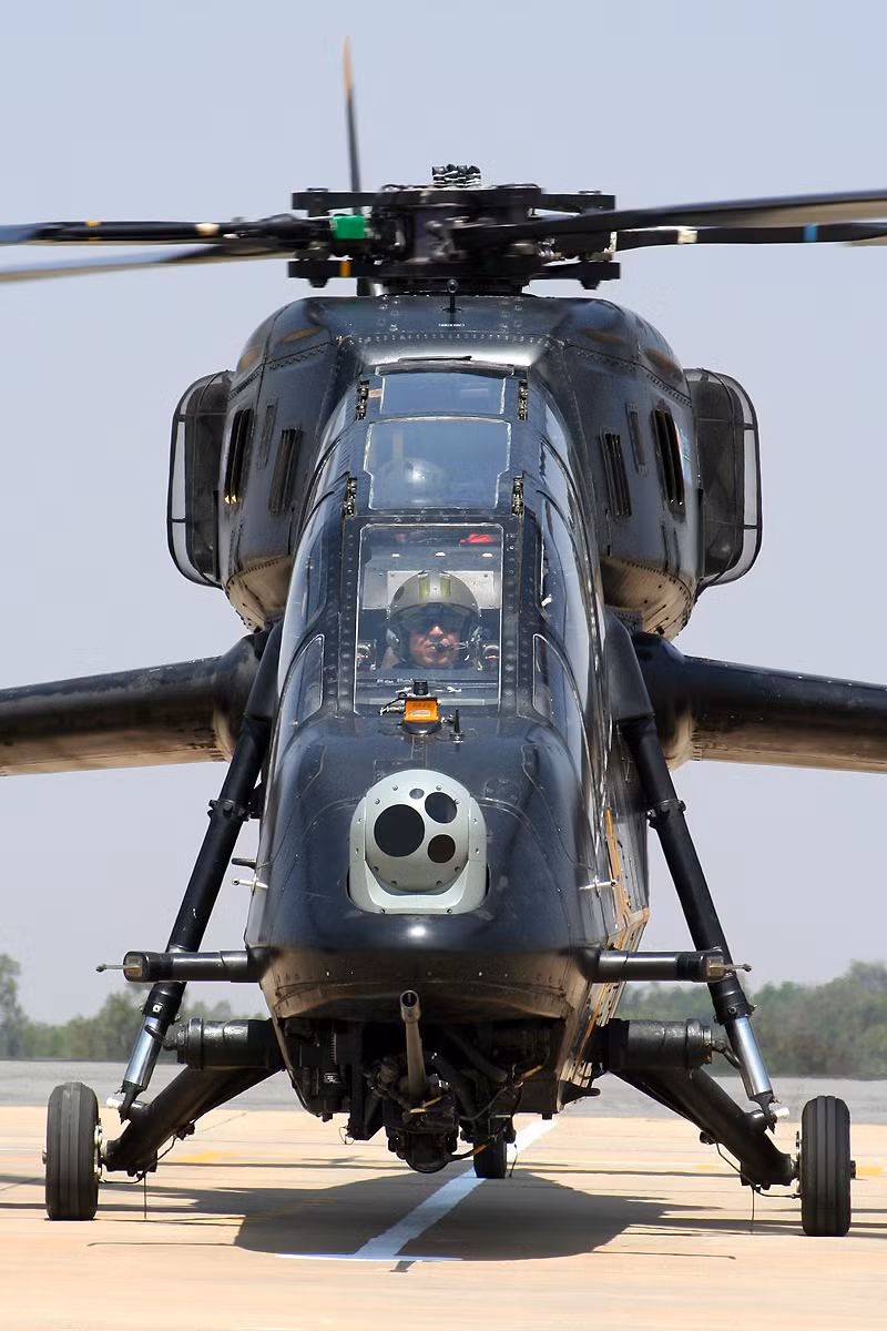 LCH được thiết kế buồng lái kính hai chỗ ngồi, phi công được trang bị mũ bay đặc biệt có tích hợp thiết bị hiển thị mục tiêu trên kính mũ. Cảm biến trên máy bay tuy không có radar sóng mm nhưng có đầy đủ các thiết bị trinh sát và chỉ thị mục tiêu gồm: hệ thống chỉ thị và bám bắt mục tiêu với cảm biến ảnh nhiệt nhìn trước; hệ thống đo xa laser; laser chỉ thị mục tiêu; camera CCD và hệ thống tác chiến điện tử với thiết bị cảnh báo sóng radar chiếu rọi, cảnh báo tia laser chiếu rọi và cảnh báo tên lửa tấn công...