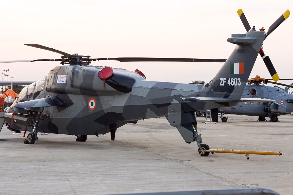 Về động cơ, LCH dùng chung hệ thống động lực với HAL Dhruv gồm cặp động cơ tuốc bin trục HAL/Turbomeca Shakti với cánh quạt chính và cánh quạt đuôi 4 lá.