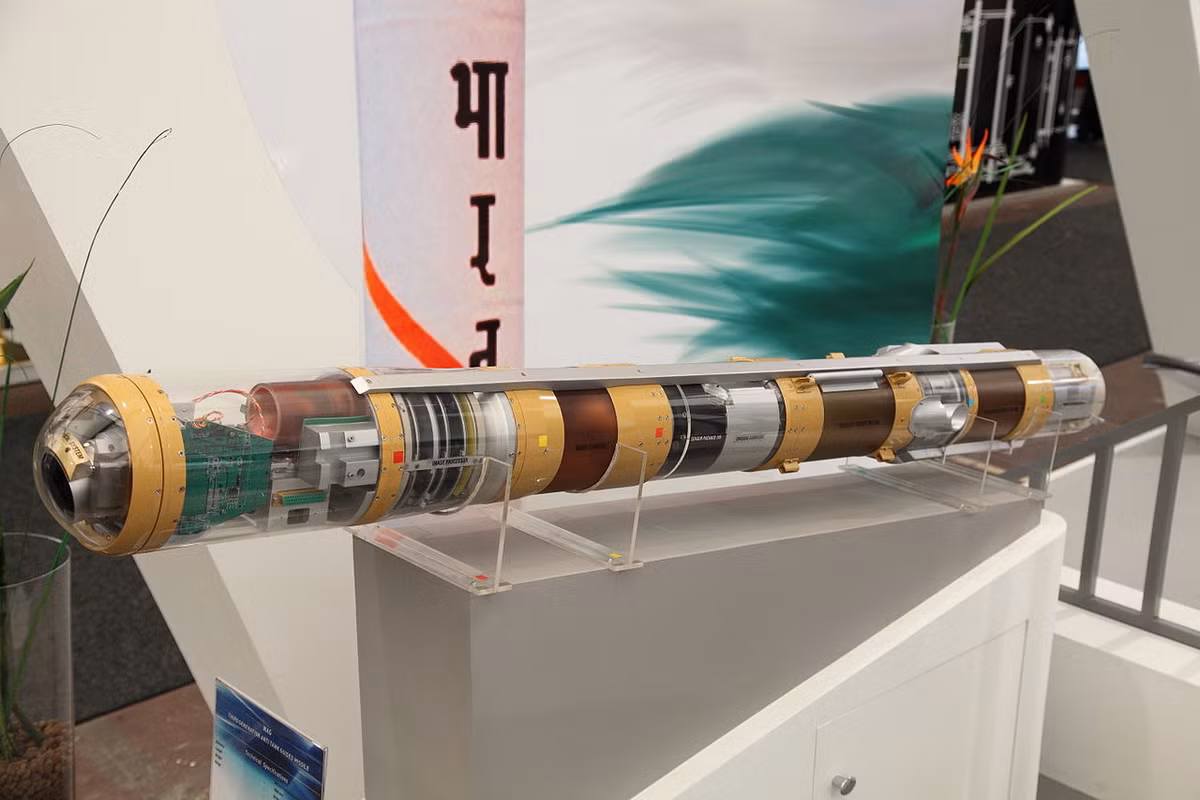 Hoặc 8 tên lửa chống tăng Helina do Ấn Độ tự phát triển, có tầm phóng tới 10km, sử dụng đầu dẫn radar sóng mm hoặc đầu dẫn hồng ngoại chủ động.