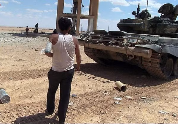 Muốn vào được Raqqa thì các binh sĩ phải vượt qua sa mạc rộng lớn, thiếu chỗ ẩn núp nhưng là địa hình thuận lợi cho xe tăng hoạt động. Đó sẽ là nơi mà sức mạnh xe tăng T-90 được phát huy tốt nhất.