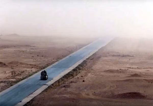 Một chiếc xe chở binh sĩ Quân đội Syria và dân quân ủng hộ trên con đường tiến về Raqqa.