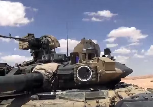 Nếu giành lại được Raqqa thì đó là chiến thắng ý nghĩa lớn với Quân đội Syria trong cuộc chiến chống IS nói chung và các lực lượng phiến quân nổi dậy nói riêng. Chính vì vậy, họ đã triển khai các xe tăng T-90 hiện đại cùng T-72B mà Nga mới cung cấp cho các trận chiến này.