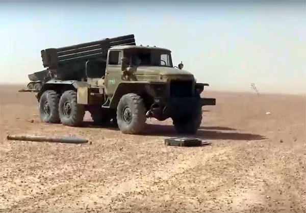 Ảnh hệ thống pháo phản lực phóng loạt BM-21 Grad của Quân đội Syria trên sa mạc.