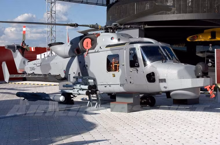 AW159 Wildcat (mèo hoang) là trực thăng hiện đại được thiết kế cải tiến dựa trên mẫu trực thăng Super Lynx cho nhiệm vụ chính săn ngầm, tìm kiếm cứu nạn, vận tải, trinh sát.... Nguyên mẫu bay thử lần đầu tiên ngày 12/11/2009, chính thức phục vụ từ tháng 8/2014. Có thể nói, đây là trực thăng hải quân rất mới trên thế giới.