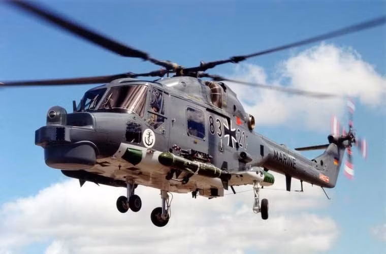 Trong nhiệm vụ tác chiến trên biển, trực thăng AW159 có khả năng trang bị nhiều loại vũ khí dành cho chống hạm, chống tăng, không chỉ là săn ngầm. Trong ảnh, AW159 mang hai quả ngư lôi cỡ 324mm loại Sting Ray có tầm bắn 8-11km, tốc độ bơi 45 hải lý/h, sử dụng sonar chủ động/bị động, lắp đầu nổ 45kg.