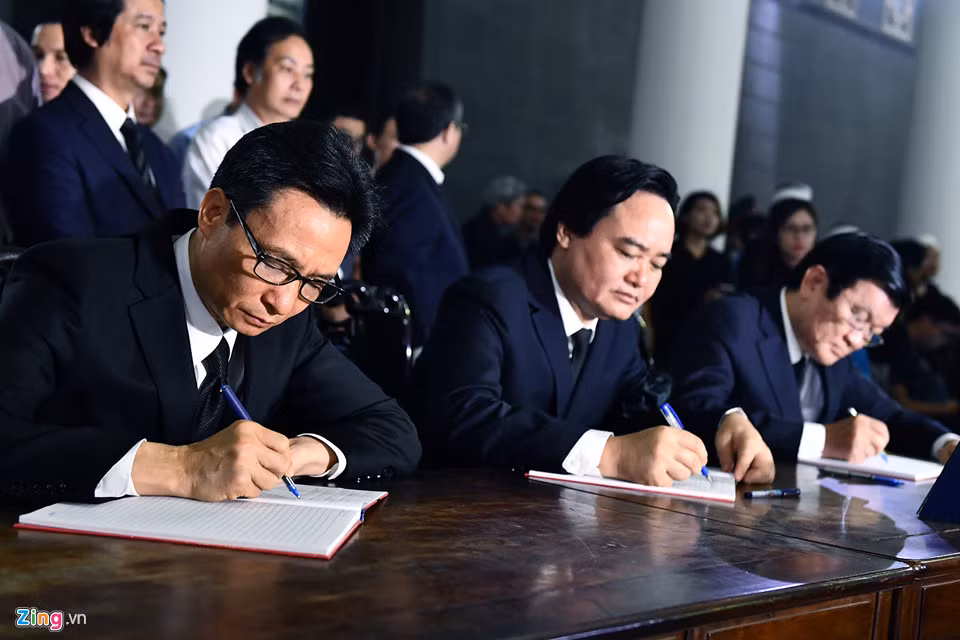 Nguyên Chủ tịch nước Trương Tấn Sang, Phó thủ tướng Vũ Đức Đam và Bộ trưởng Giáo dục và Đào tạo Phùng Xuân Nhạ viết sổ tang.