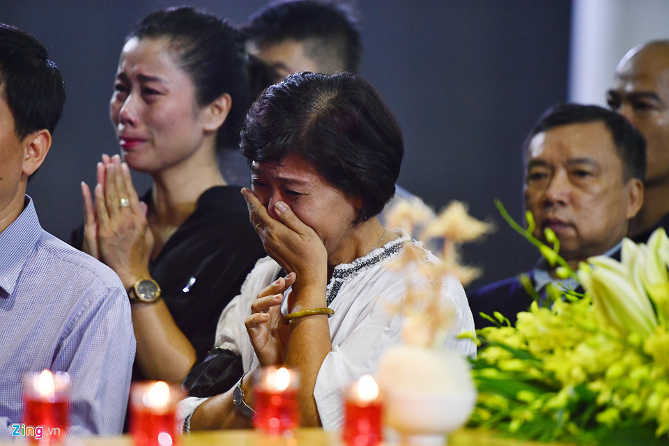 Nhiều người không kìm được nước mắt tiếc thương giáo sư.