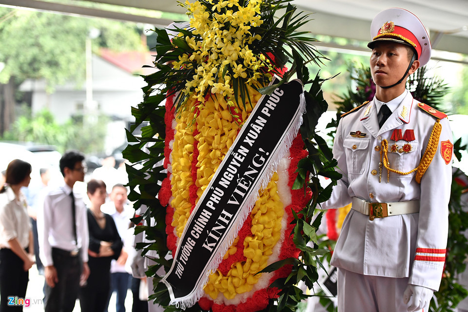 Nhiều lãnh đạo Đảng, Nhà nước đã gửi vòng hoa viếng giáo sư như Tổng bí thư Nguyễn Phú Trọng, Nguyên thủ tướng Nguyễn Tấn Dũng, Thủ tướng Nguyễn Xuân Phúc...