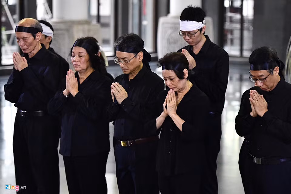 Bà Phan Phương Thảo (thứ hai từ phải sang), con gái của giáo sư cho biết ông ra đi quá đột ngột.