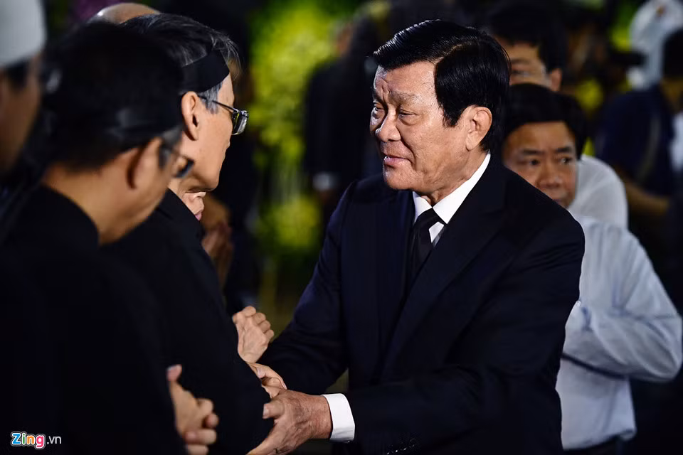 Nguyên Chủ tịch nước Trương Tấn Sang chia sẻ với người thân giáo sư Phan Huy Lê.