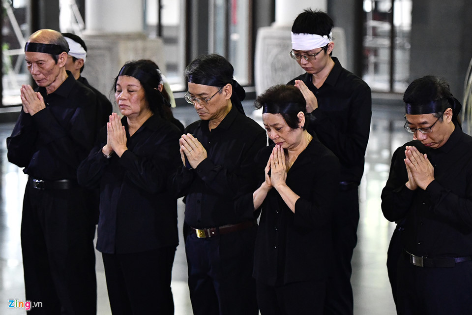 Bà Phan Phương Thảo (thứ hai từ phải sang), con gái của giáo sư cho biết ông ra đi quá đột ngột.