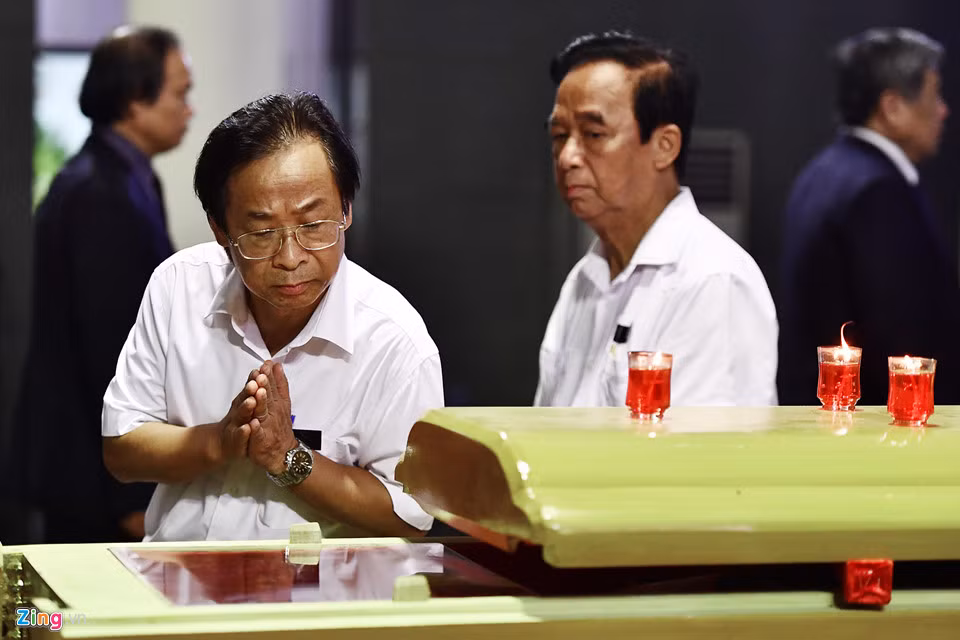 Anh em giáo sư Nguyễn Lân Trung, Nguyễn Lân Dũng đến tiễn biệt ông.