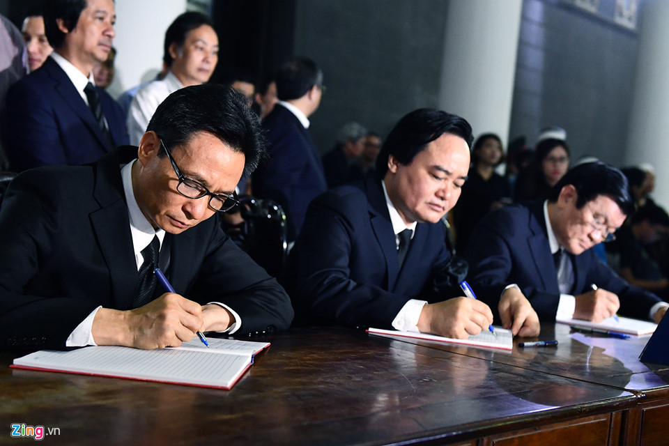 Nguyên Chủ tịch nước Trương Tấn Sang, Phó thủ tướng Vũ Đức Đam và Bộ trưởng Giáo dục và Đào tạo Phùng Xuân Nhạ viết sổ tang.