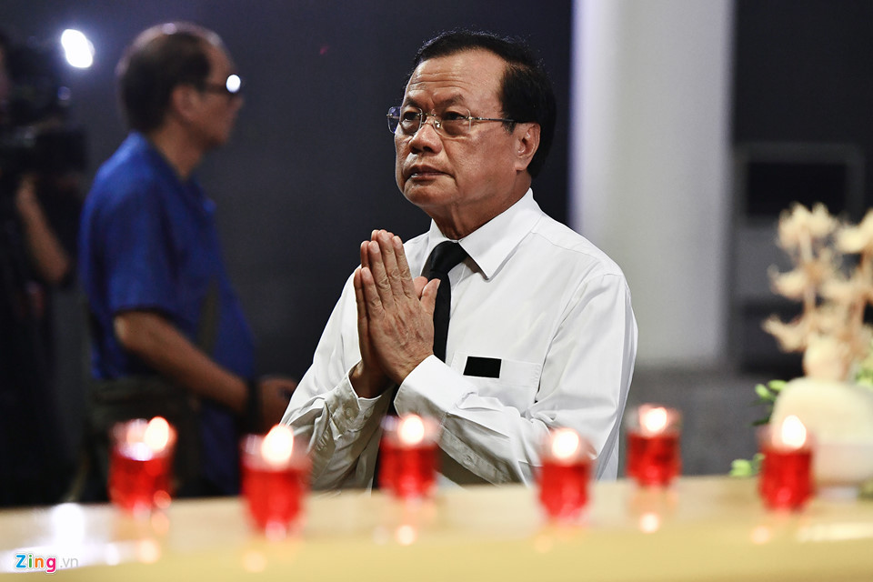 Nguyên Bí thư Thành ủy Hà Nội Phạm Quang Nghị và bà Ngô Thị Thanh Hằng dẫn đầu đoàn Hà Nội vào viếng.