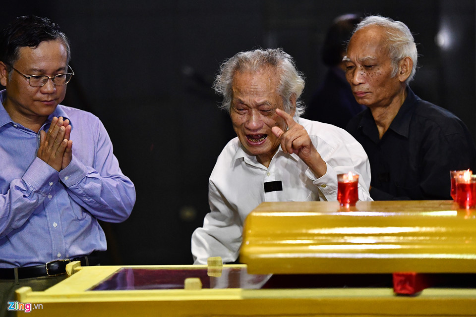 Ông Cao Xuân Trứ, anh họ của giáo sư Lê cũng tuổi cao sức yếu phải được người khác dìu đến viếng.