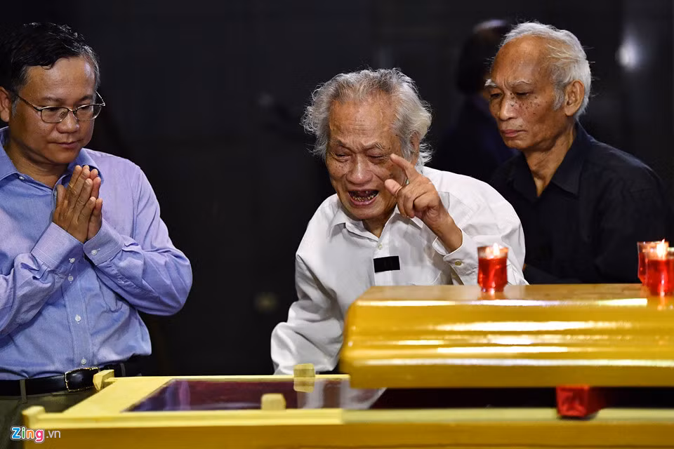 Ông Cao Xuân Trứ, anh họ của giáo sư Lê cũng tuổi cao sức yếu phải được người khác dìu đến viếng.