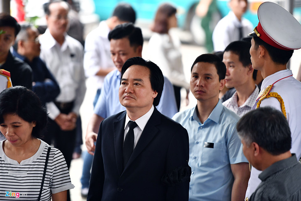Bộ trưởng Giáo dục và Đào tạo Phùng Xuân Nhạ dẫn đầu đoàn Bộ giáo dục vào viếng giáo sư Phan Huy Lê.