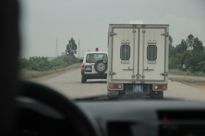 Do nhất định không chịu tới tòa theo giấy triệu tập, HĐXX quyết định áp giải bị cáo Hùng tới tòa. Hàng chục cảnh sát hỗ trợ tư pháp, nhân viên y tế cùng lực lượng công an địa phương đã có mặt tại nhà riêng của bị cáo này để thực hiện thủ tục áp giải.