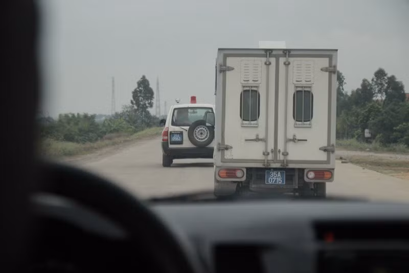 Do nhất định không chịu tới tòa theo giấy triệu tập, HĐXX quyết định áp giải bị cáo Hùng tới tòa. Hàng chục cảnh sát hỗ trợ tư pháp, nhân viên y tế cùng lực lượng công an địa phương đã có mặt tại nhà riêng của bị cáo này để thực hiện thủ tục áp giải.