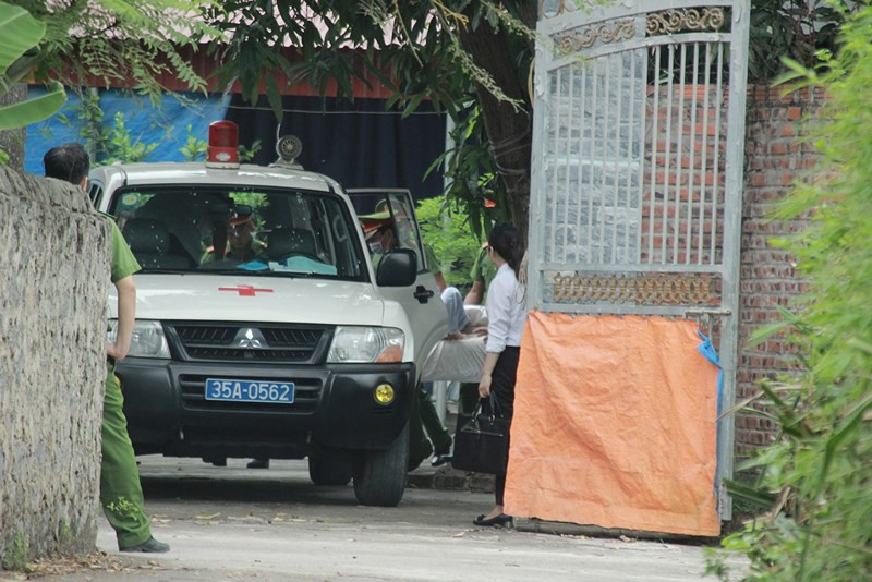 Sau khoảng 30 phút làm việc và thuyết phục, bị cáo Hùng được công an cùng các nhân viên y tế khiêng trên cáng để đưa tới tòa.