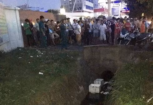 Tiet lo bat ngo ve xac chet mat chan tay duoi kenh nuoc