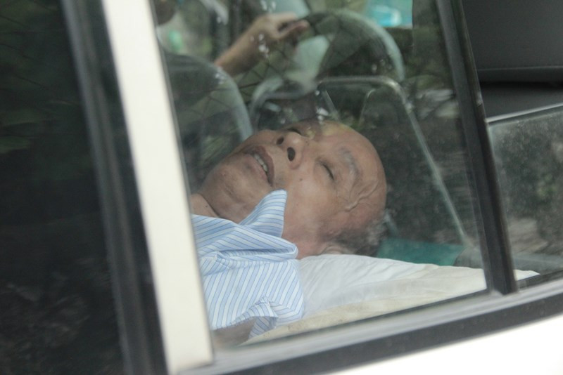 Theo cáo trạng, bị cáo nhiễm HIV phạm tội dâm ô này cũng thường xuyên lấy lý do sức khỏe không đảm bảo khiến việc giám định pháp y sinh dục và giám định sức khỏe không thể thực hiện được.