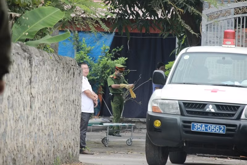 Do bị cáo nhiễm HIV và thường xuyên lấy lý do sức khỏe không đảm bảo, lực lượng chức năng đã điều động xe cứu thương và cáng để phục vụ việc áp tải. Các chiến sĩ công an trực tiếp tham gia áp giải trang bị khẩu trang y tế và găng tay dày.