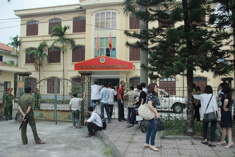 Hôm nay (27/6), TAND huyện Hoa Lư, Ninh Bình xử sơ thẩm vụ Vũ Văn Hùng (52 tuổi, ngụ xã Trường Yên) về tội dâm ô đối với trẻ em. Vụ án này gây phẫn nộ dư luận bởi nghi phạm mang trong mình căn bệnh HIV, trong khi bị hại thì có hoàn cảnh gia đình rất khó khăn.