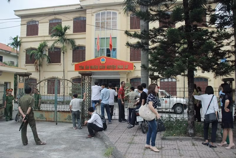 Hôm nay (27/6), TAND huyện Hoa Lư, Ninh Bình xử sơ thẩm vụ Vũ Văn Hùng (52 tuổi, ngụ xã Trường Yên) về tội dâm ô đối với trẻ em. Vụ án này gây phẫn nộ dư luận bởi nghi phạm mang trong mình căn bệnh HIV, trong khi bị hại thì có hoàn cảnh gia đình rất khó khăn.