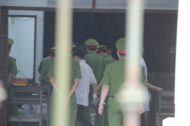 Do phiên tòa xử kín, ngoài những người có mặt theo giấy triệu tập, báo chí và người dân tới theo dõi đều không được tham dự, phải di chuyển ra phía bên ngoài trụ sở TAND huyện Hoa Lư.