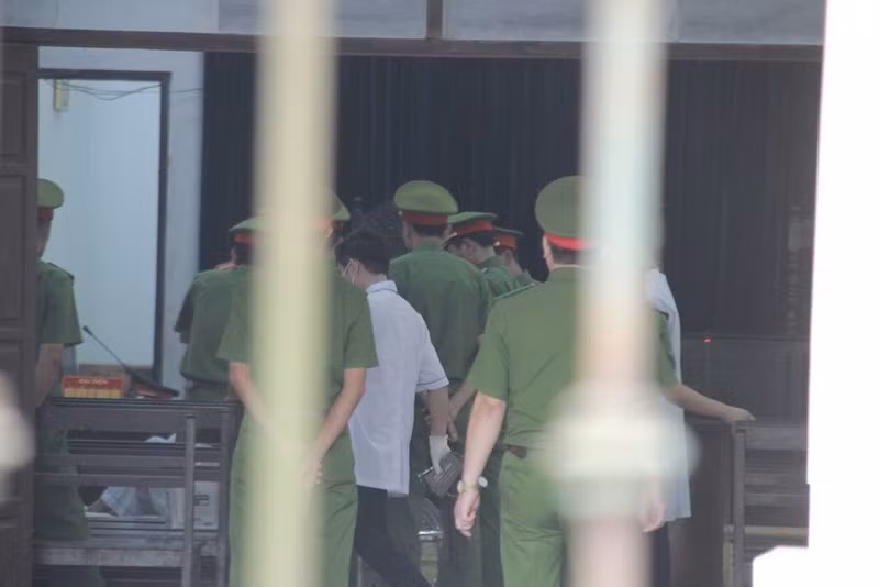 Do phiên tòa xử kín, ngoài những người có mặt theo giấy triệu tập, báo chí và người dân tới theo dõi đều không được tham dự, phải di chuyển ra phía bên ngoài trụ sở TAND huyện Hoa Lư.