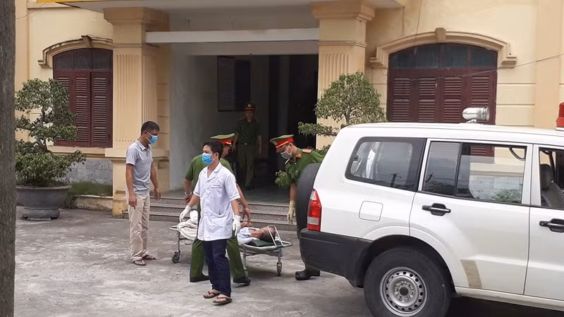 Khoảng 9 giờ, bị cáo 52 tuổi đã được đưa tới tòa. Lực lượng chức năng phải khiêng người này vào trong phòng xử, trước sự chứng kiến của rất nhiều người dân.