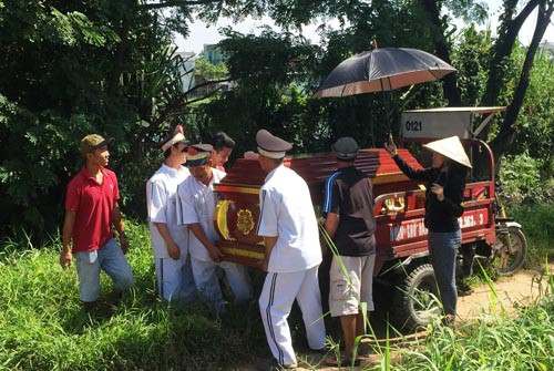 Nguoi than dau don don thi the co gai mang thai chet chay