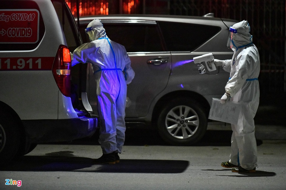 Ngay sau khi các F1 lên xe, nhân viên y tế tiếp tục khử khuẩn và bắt đầu di chuyển. 