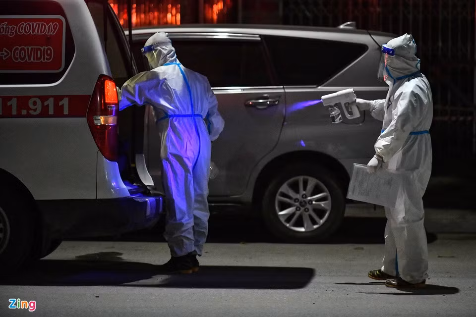 Ngay sau khi các F1 lên xe, nhân viên y tế tiếp tục khử khuẩn và bắt đầu di chuyển. 