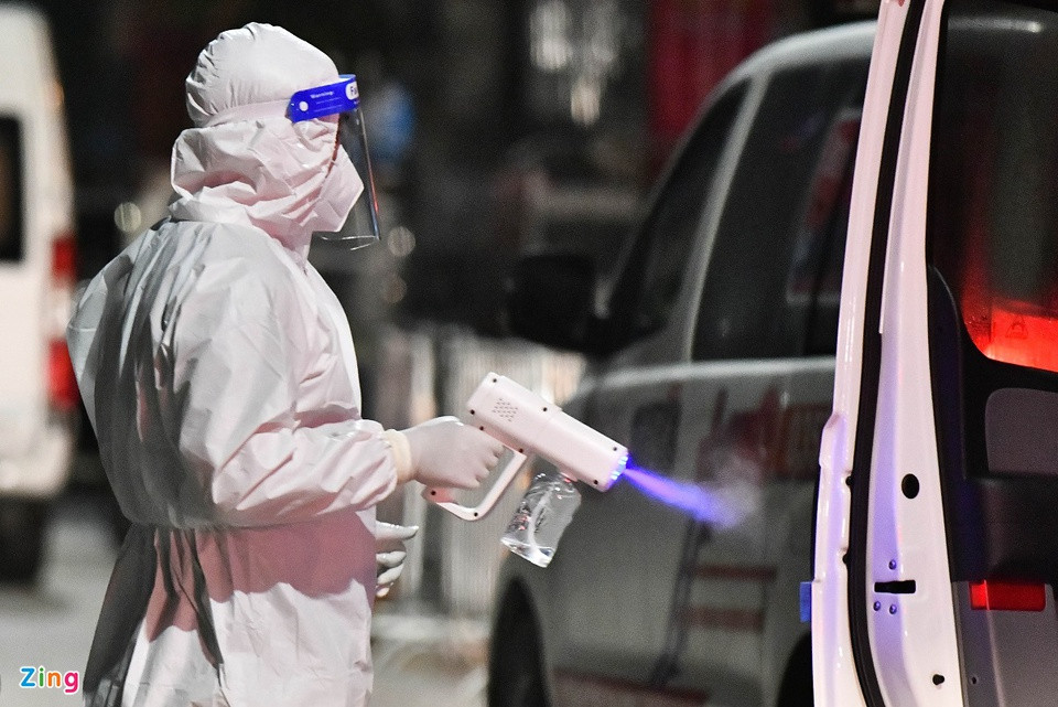 Nhân viên y tế xịt khử khuẩn mọi vị trí của xe cứu thương trước khi bắt đầu di chuyển. 