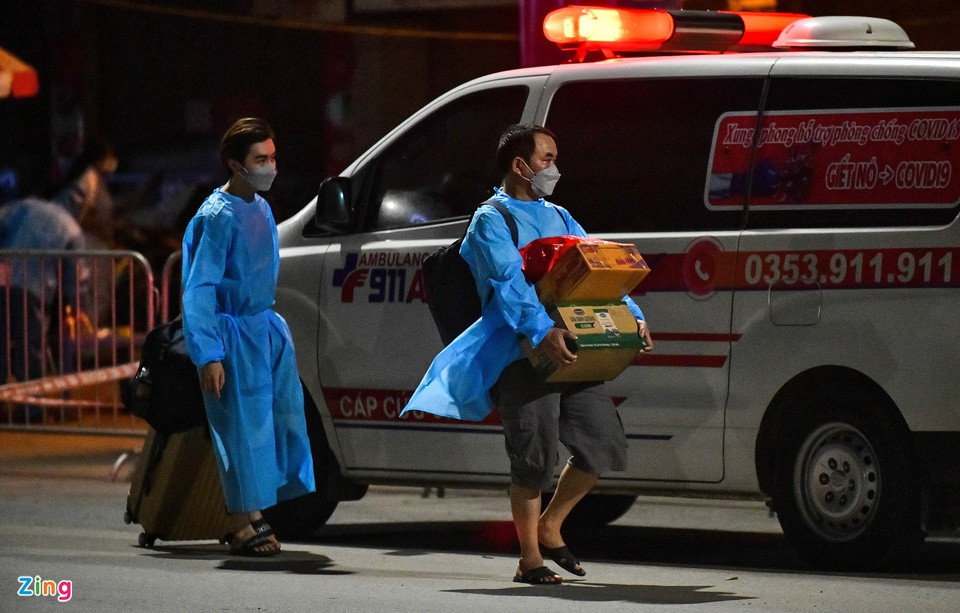 Một số người dân mang theo sữa, mì tôm. 